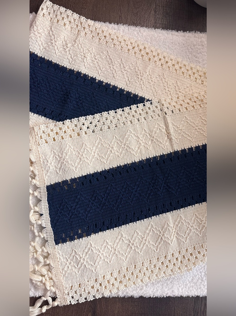 Table runner - Picture 3 of 3